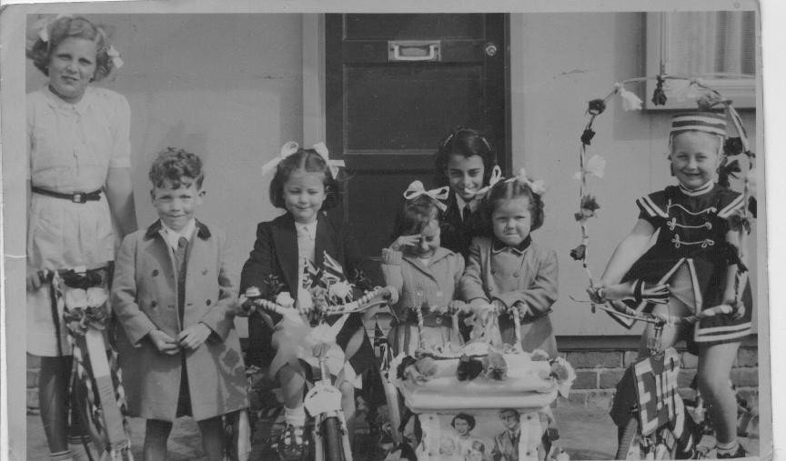 1953.-June-2.-Queens-Coronation-Belle-Vale.-Pat-Wade-standing-on-left-with-friends