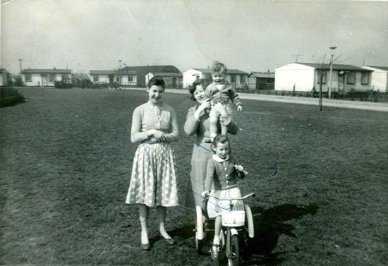 Brenda-Margaret-Rhona-Andrew-Linden-T.A-Barracks-in-background