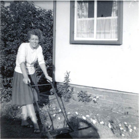 Edna-Corness-gardening