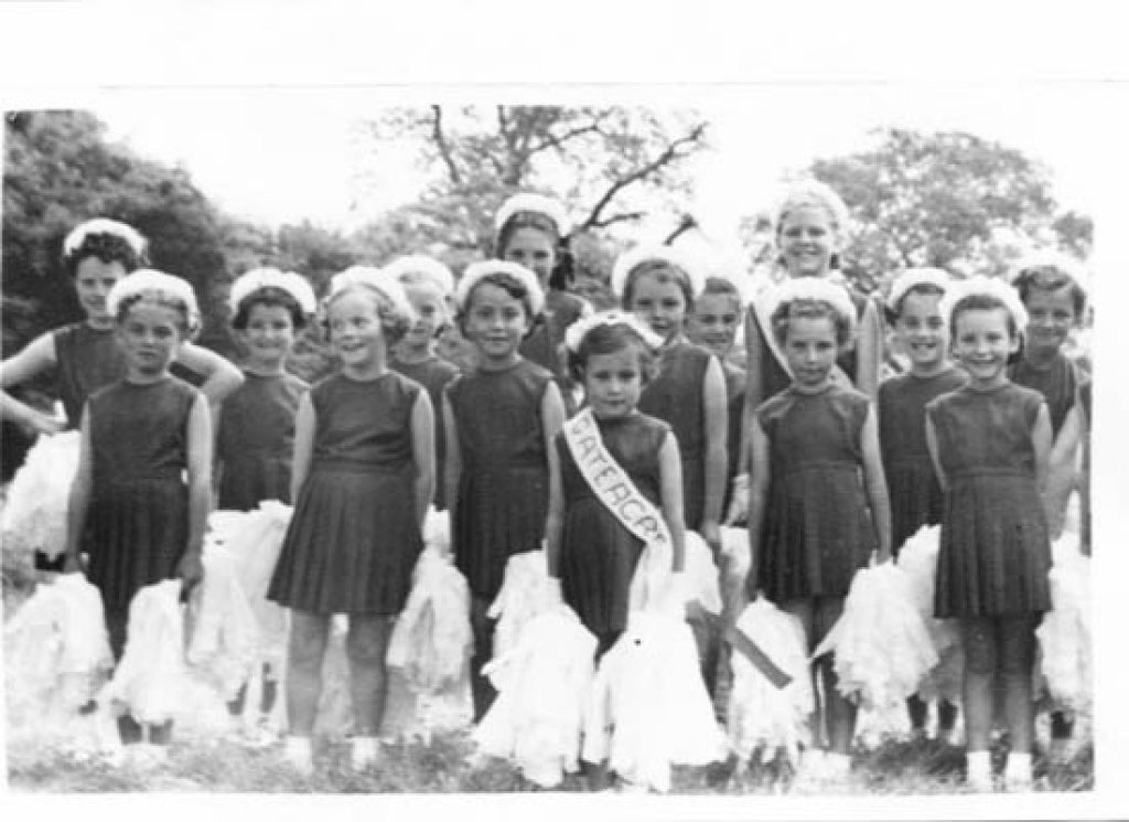 GateacreMorrisDancersJune1955_69BirksideRdTorres_r