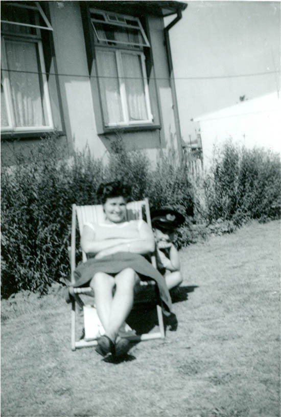 Naomi-Hawks-in-garden