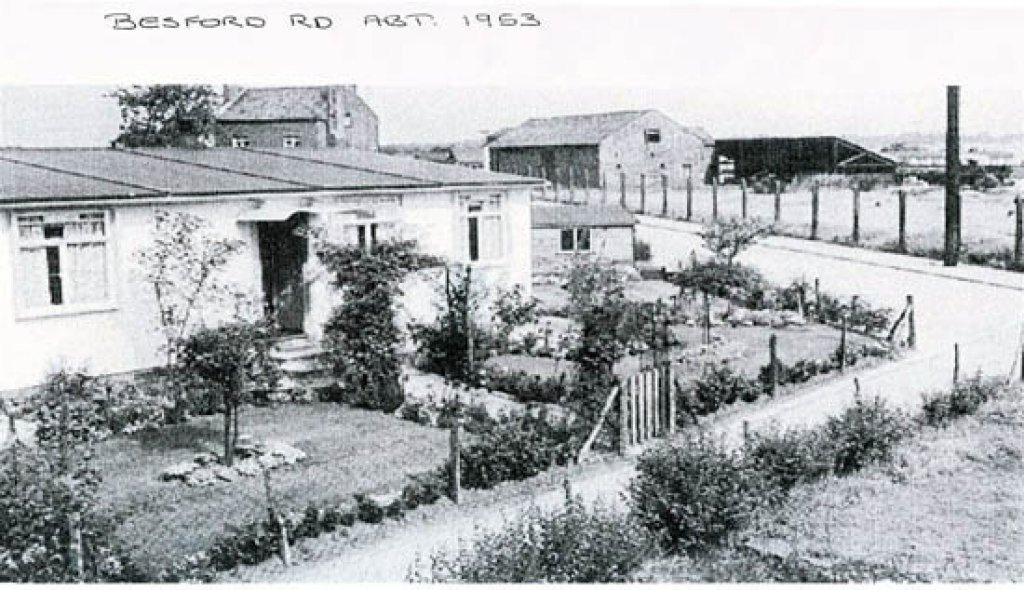 O5_BesfordRd_FarmhouseInBgrd1953_121BesfordRdAdams_r