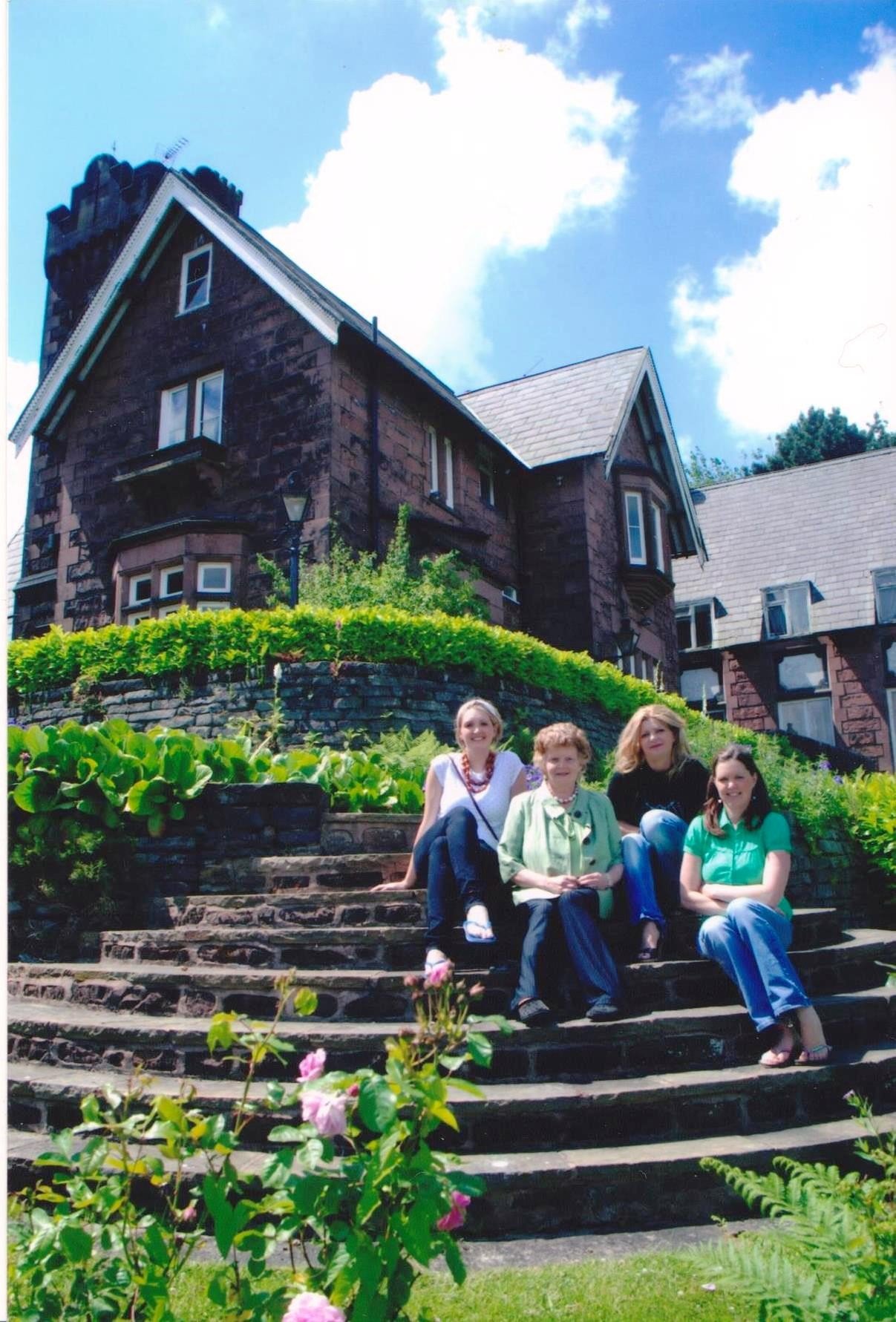 Jeanette-and-her-daughters