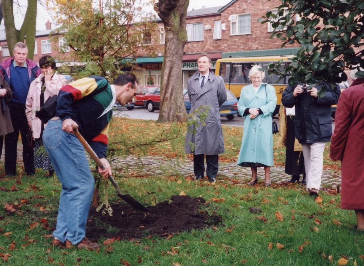 gtcOa4_TreePlanting1994_e4910a_File0005